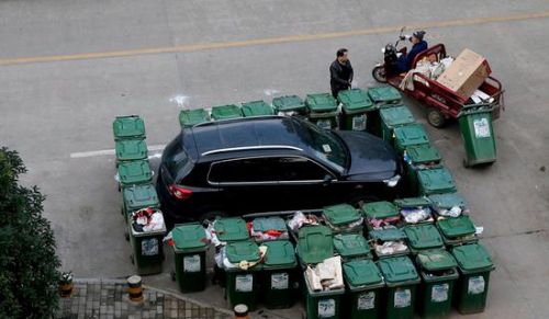 汽車被垃圾桶包圍是被惡搞還是得罪人了？